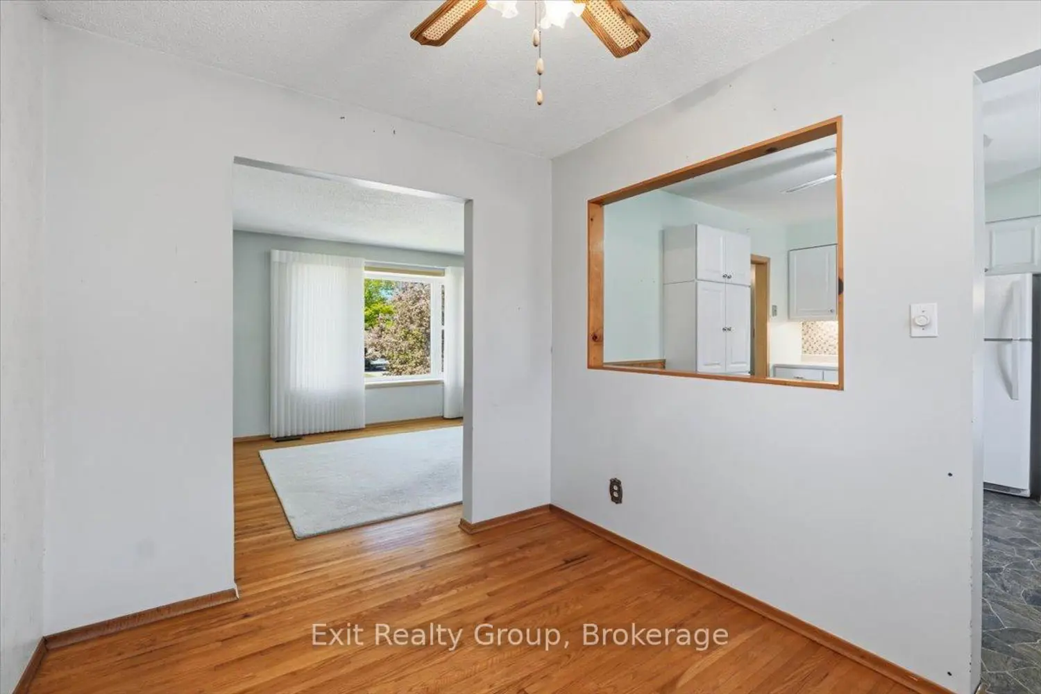 261 Byron Street photo 5