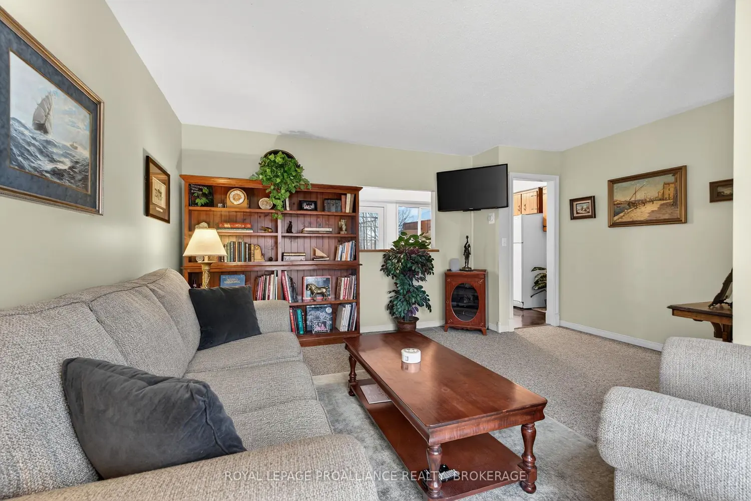 759 Somerset Crescent photo 4