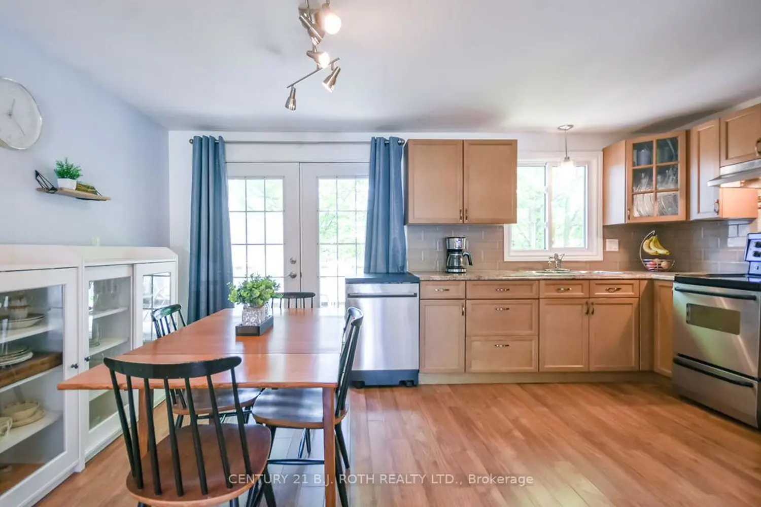 863 Birchwood Drive photo 2