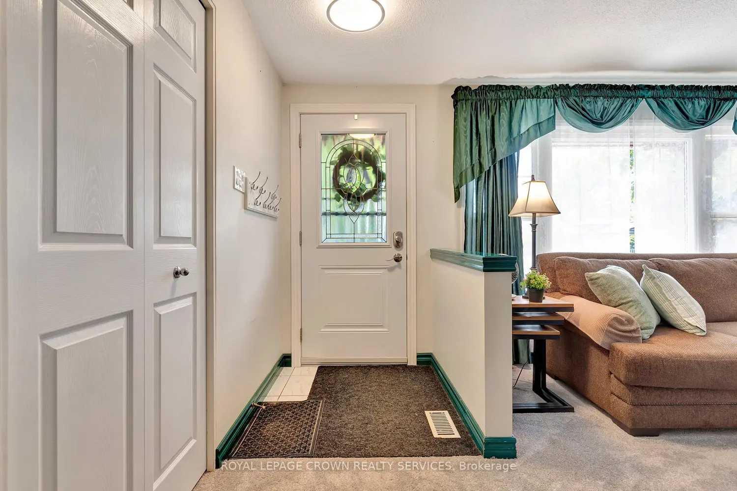 98 Belwood Crescent photo 3