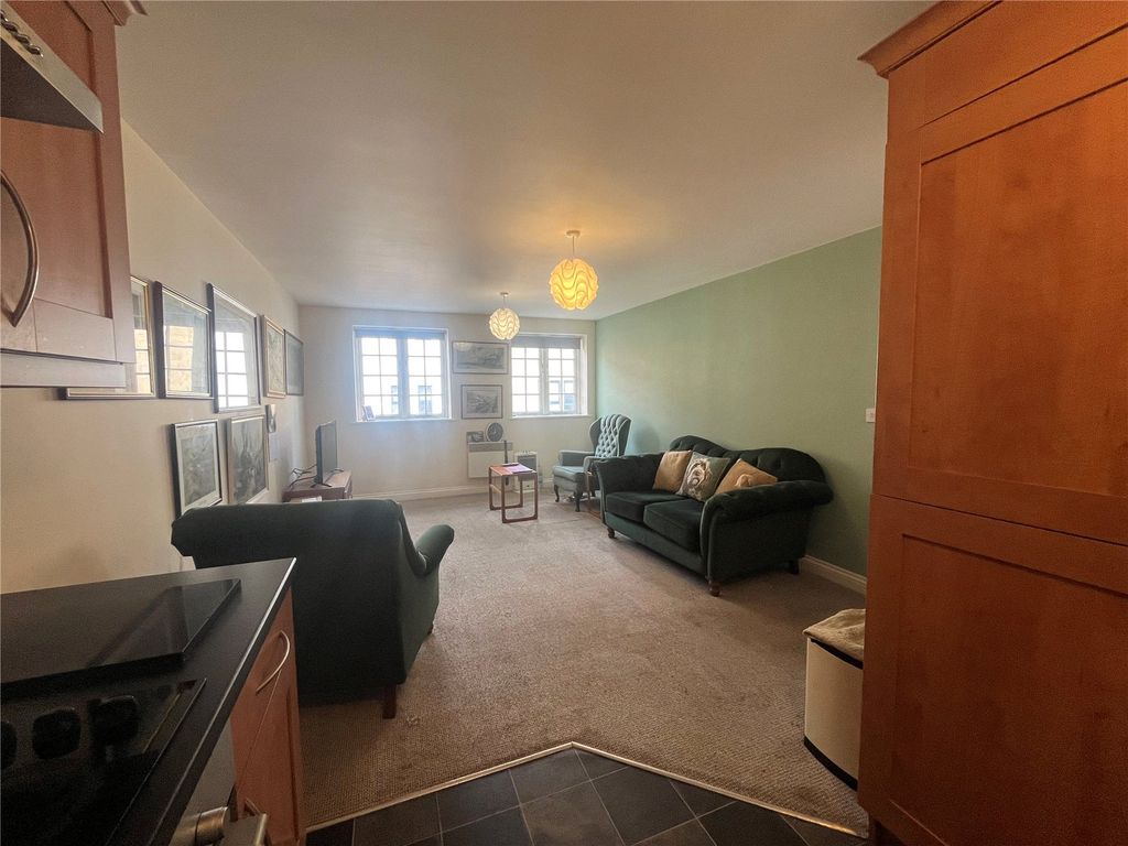 2 bed flat for saleMarket Square, Daventry, Northamptonshire NN11 photo 4
