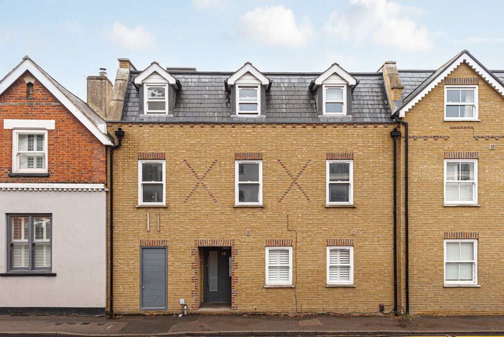 2 bed flat for saleWalton Road, East Molesey KT8
