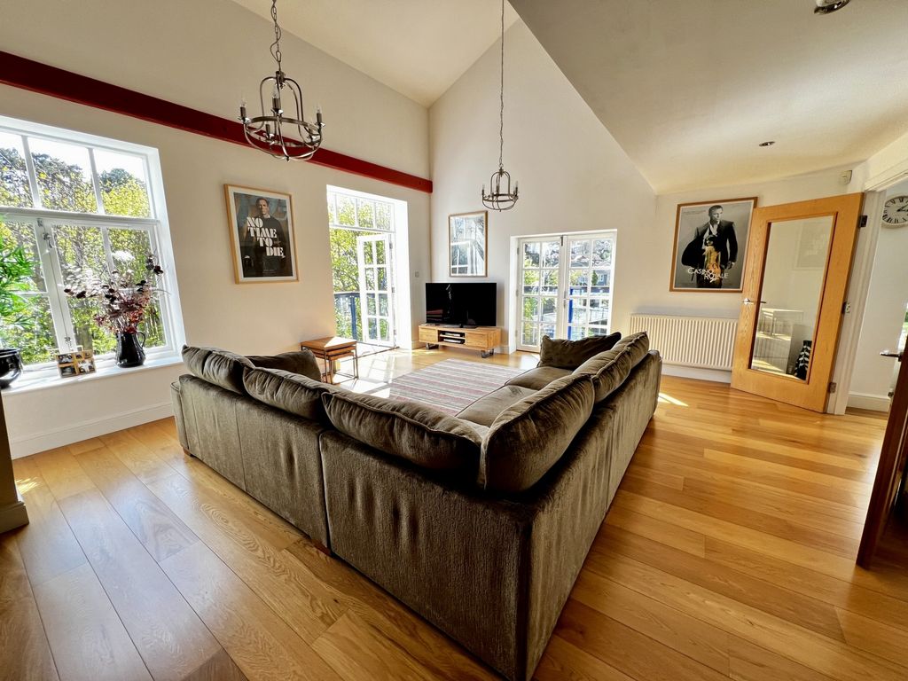 3 bed flat for saleMill Race, River CT17 photo 4