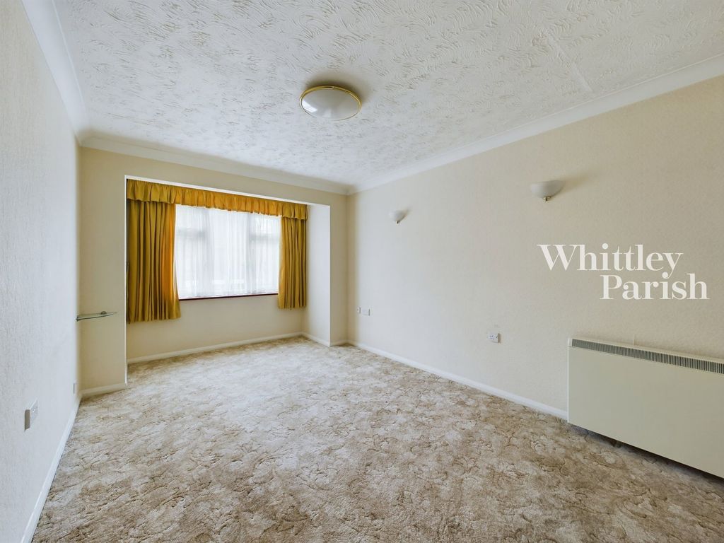 2 bed flat for saleParkside Court, Diss IP22 photo 2