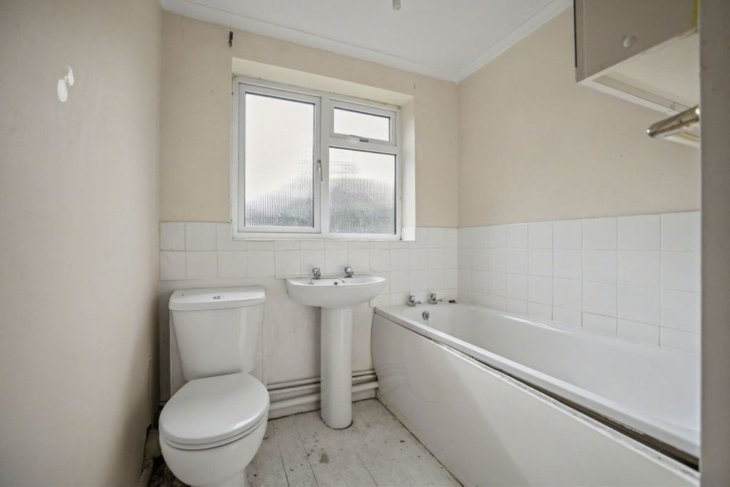 2 bed maisonette for saleStation Approach, Edenbridge, Kent TN8 photo 4