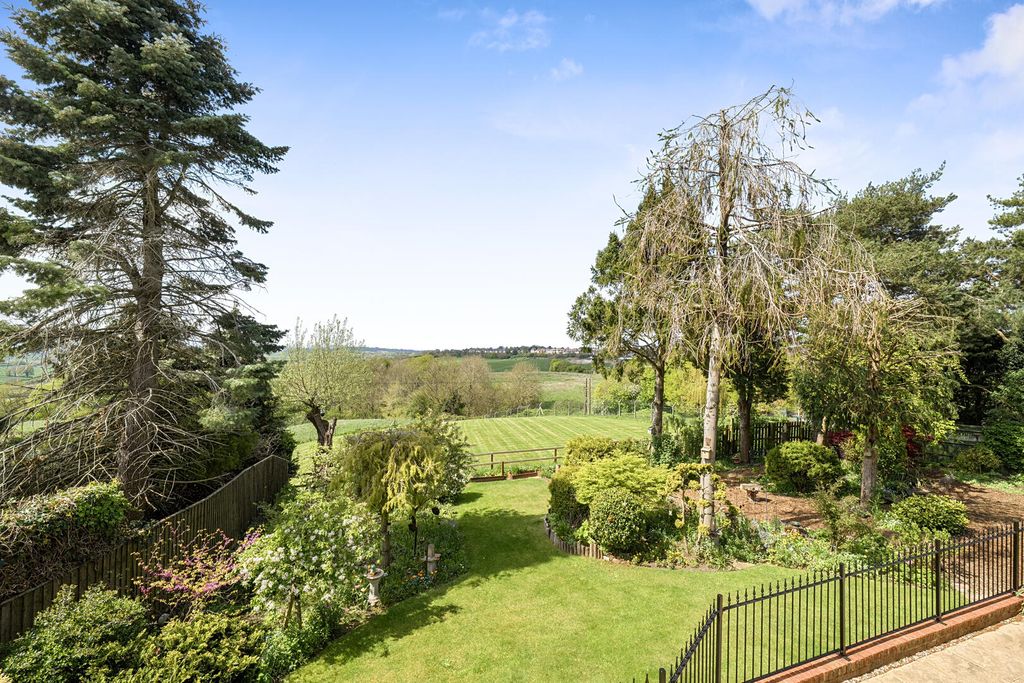 4 bed detached house for salePinetum Close, Devizes SN10 photo 2