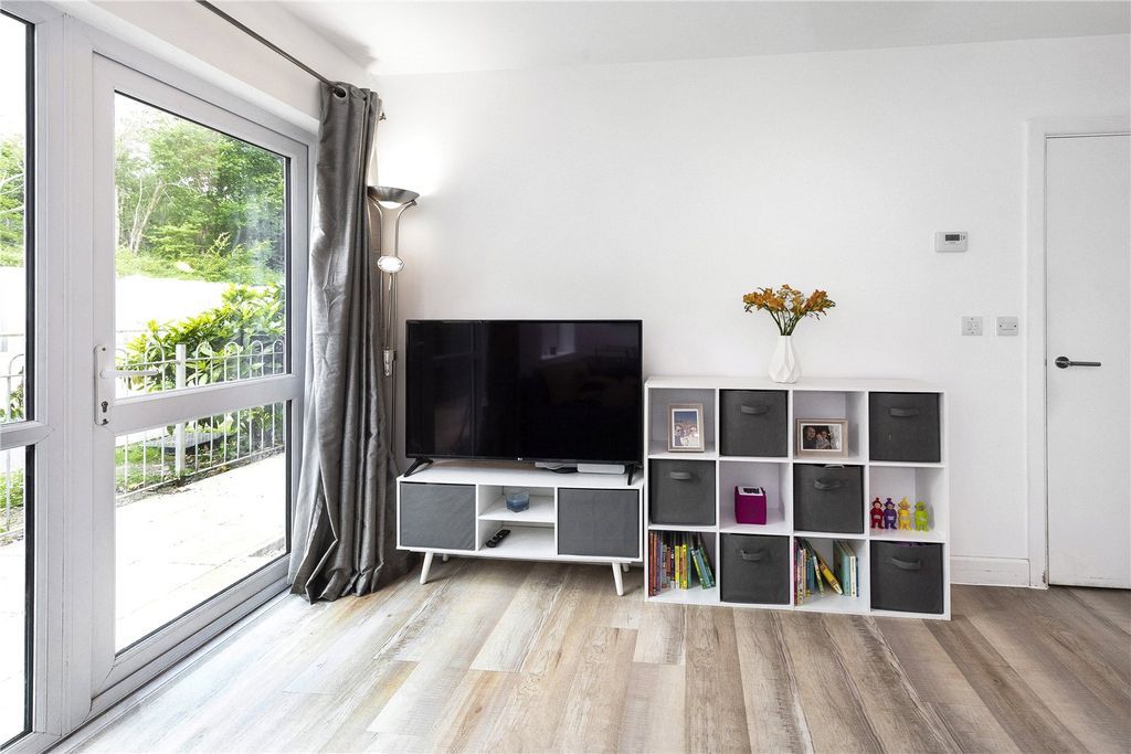 2 bed flat for saleLitho House, Caxton Close, Edenbridge TN8 photo 4