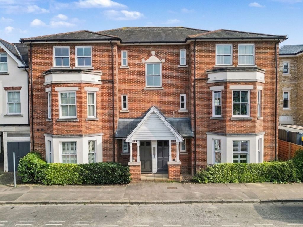 2 bed flat for saleMatham Road, The New Inn Court KT8