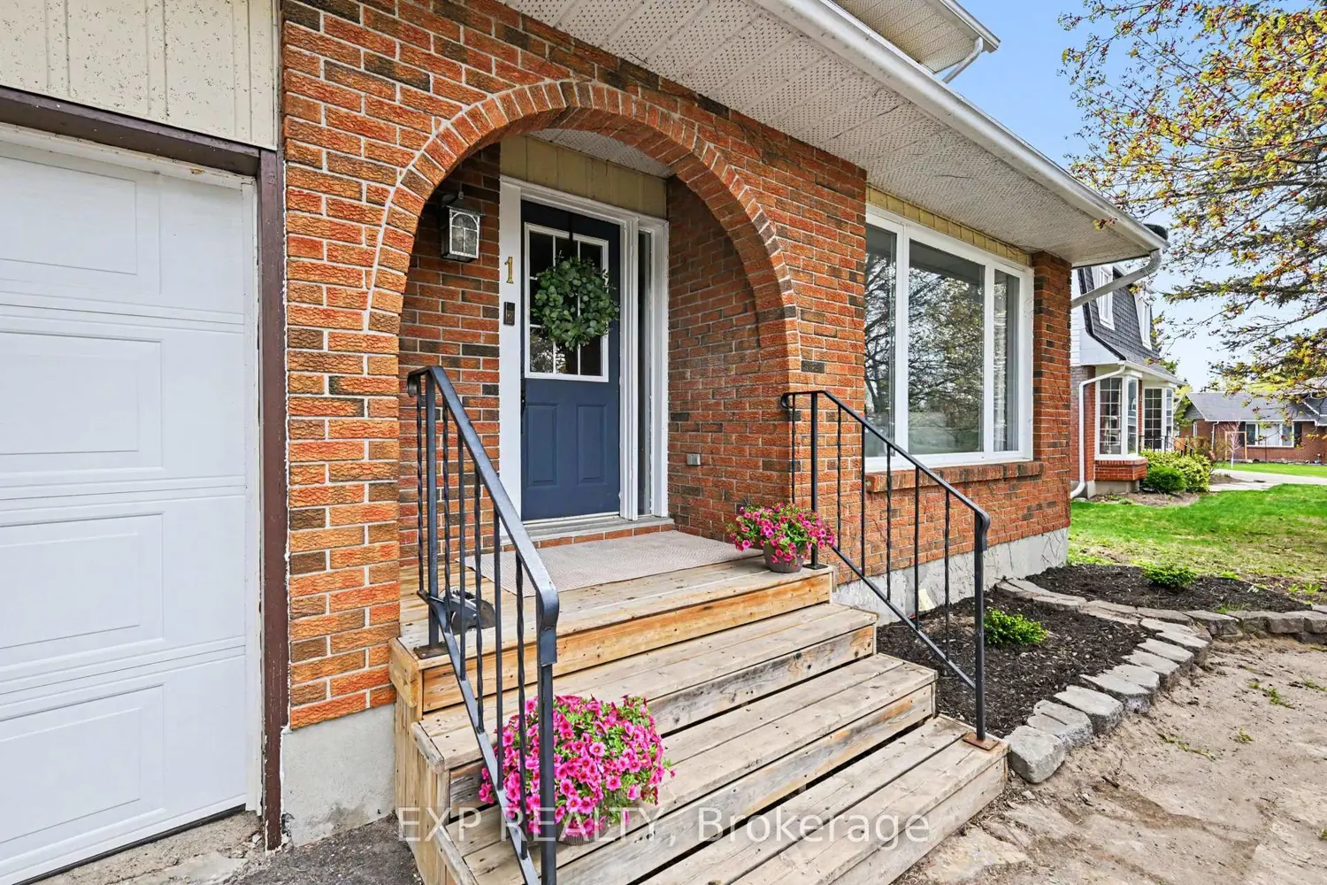 1 Laura Crescent