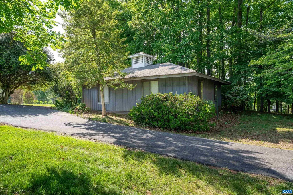 1221 West Leigh Dr, Charlottesville, VA 22901