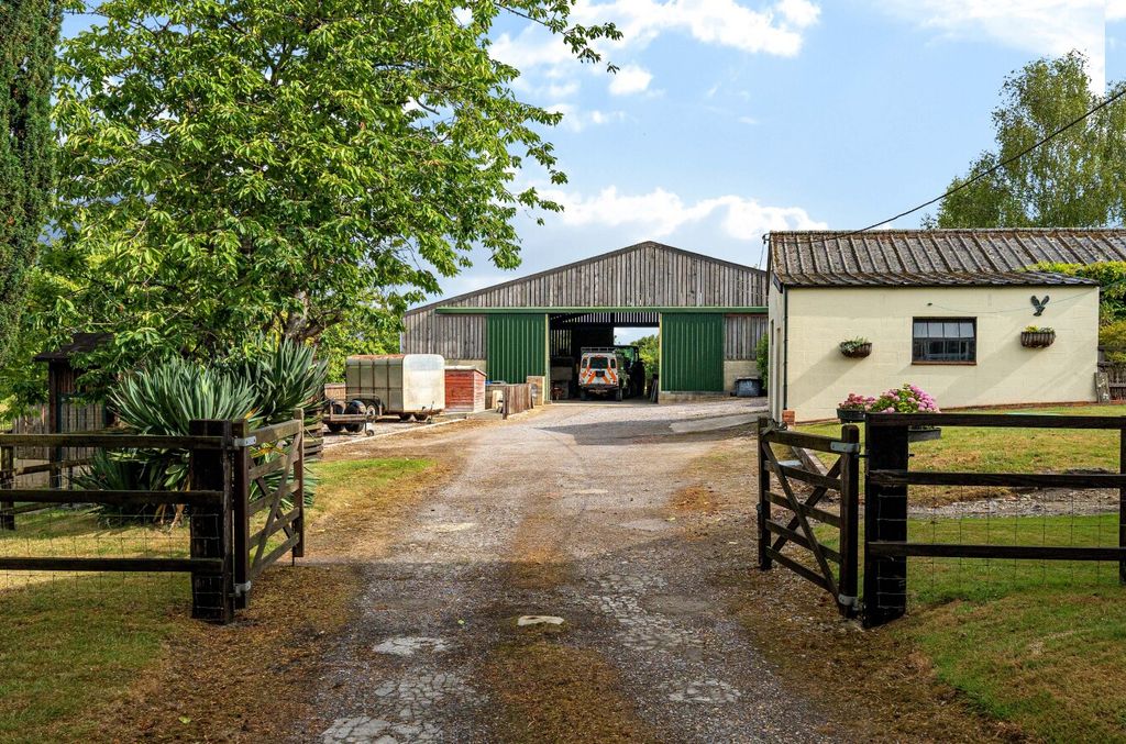 3 bed detached house for saleCaen Hill, Devizes SN10 photo 2