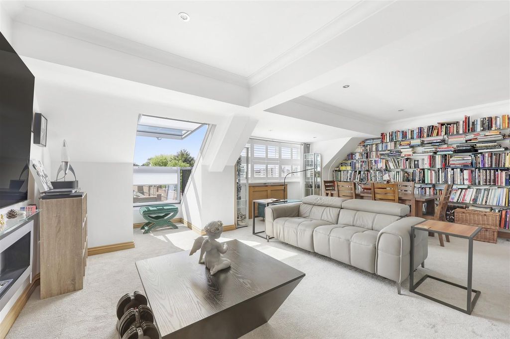 3 bed flat for saleCrows Road, Epping CM16 photo 4