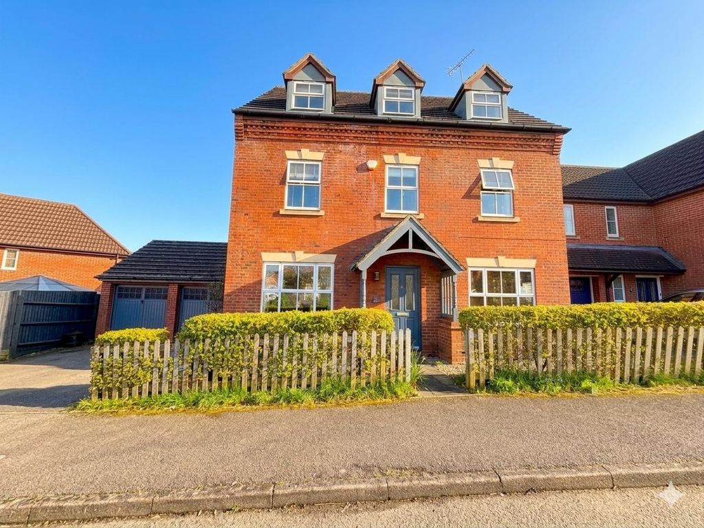 5 bed property for saleNightingale Close, Daventry NN11