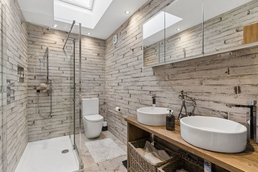 Additional image 18 of 5 bed detached house for saleCoombe Drive, Dunstable LU6