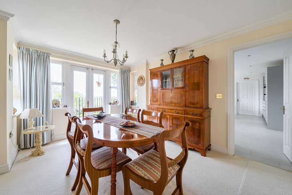 4 bed detached house for salePinetum Close, Devizes SN10 photo 5