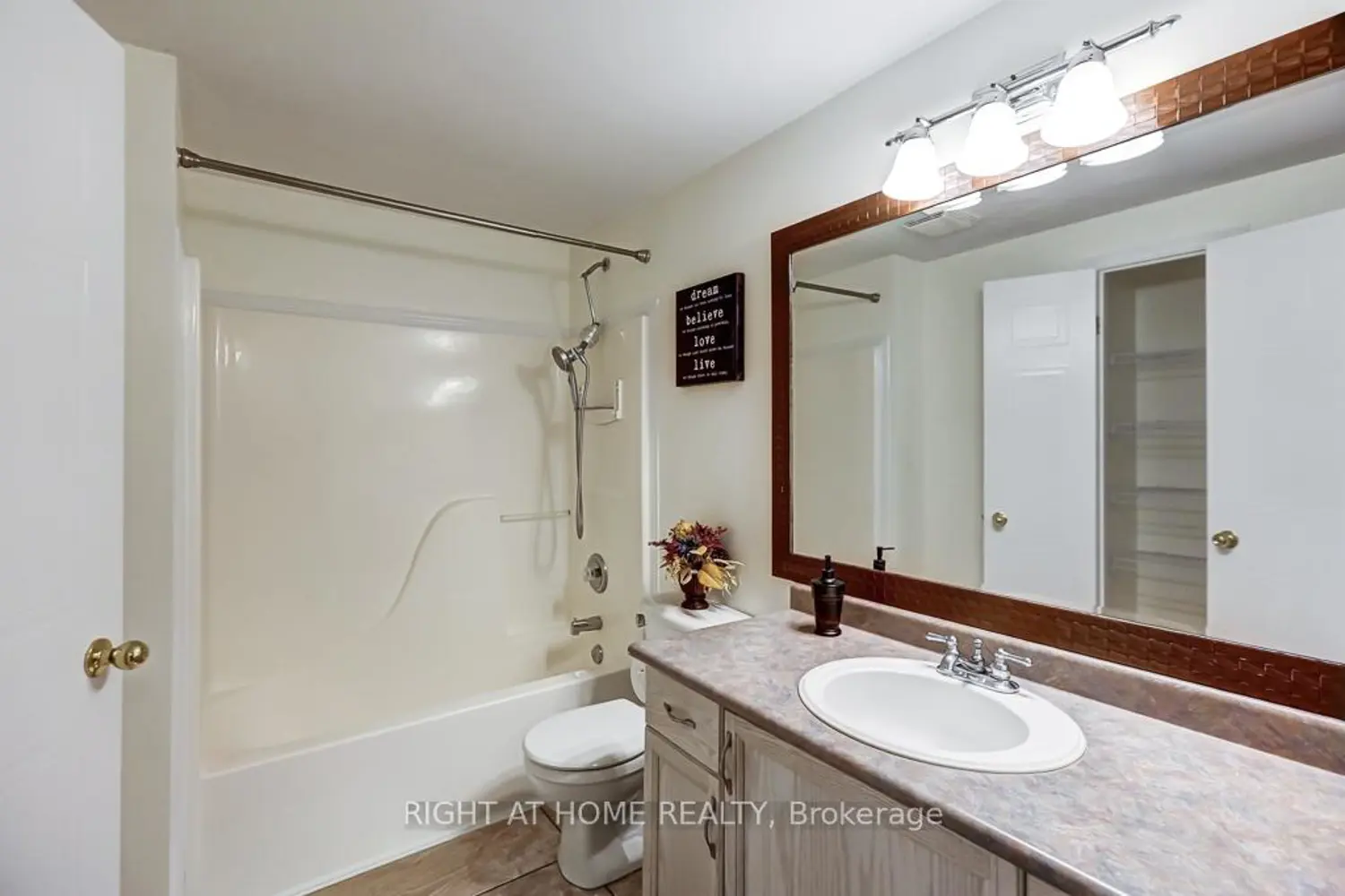 Additional image 14 of 402 Lausanne Crescent