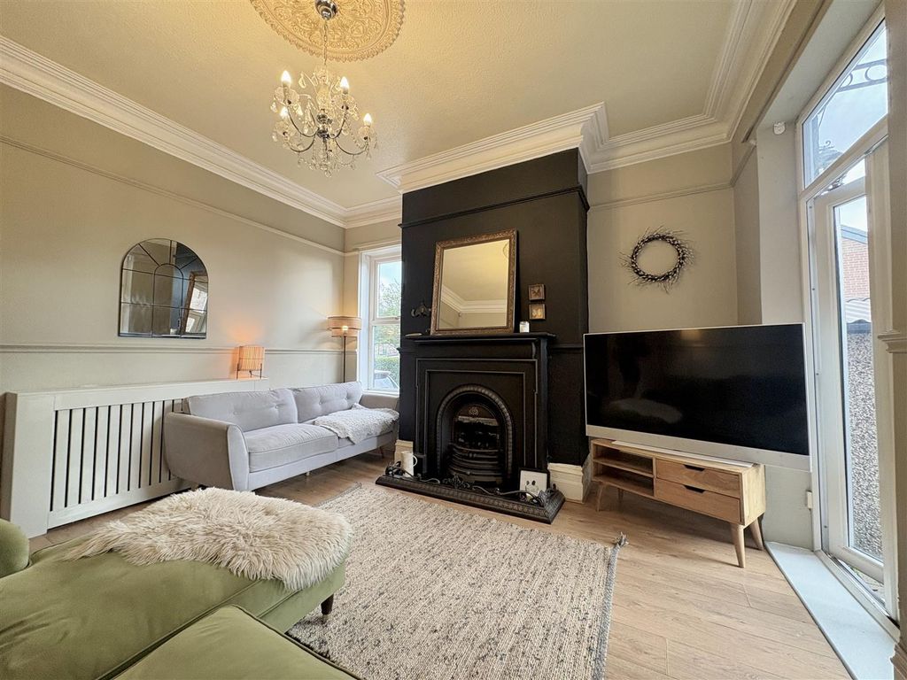 4 bed semi-detached house for saleCheetham Hill Road, Dukinfield SK16 photo 2