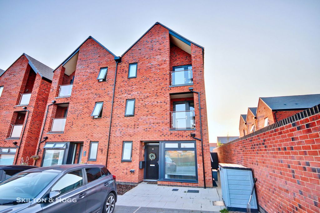 4 bed semi-detached house for saleWren Way, Daventry NN11