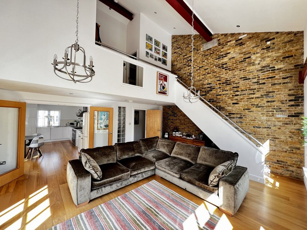 3 bed flat for saleMill Race, River CT17 photo 3