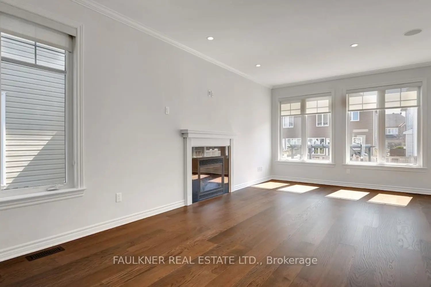 136 Manorwood Crescent photo 2
