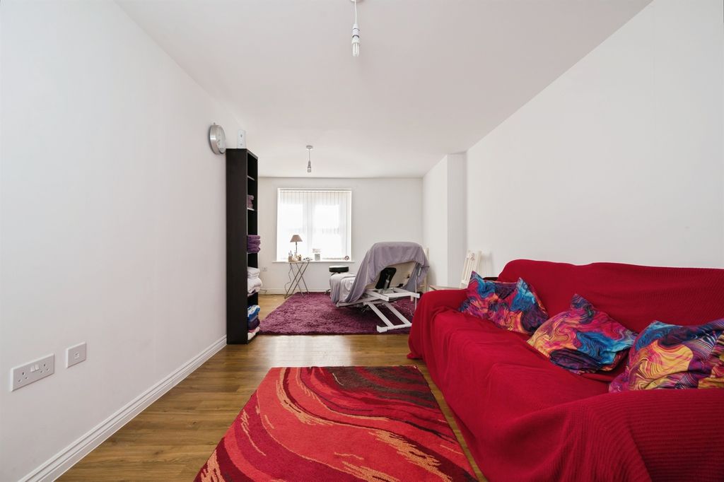Additional image 2 of 2 bed flat for saleBakers Crescent, Eastleigh SO50