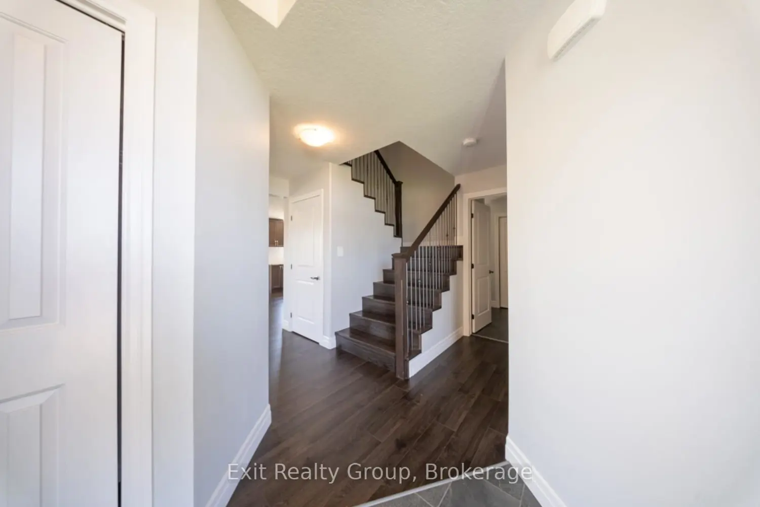 49 Lanark Drive photo 2