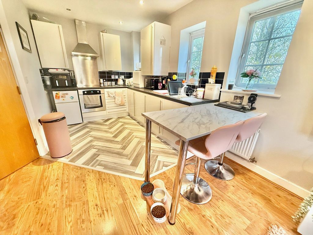 2 bed flat for saleDonnington Court, Dudley DY1 photo 5