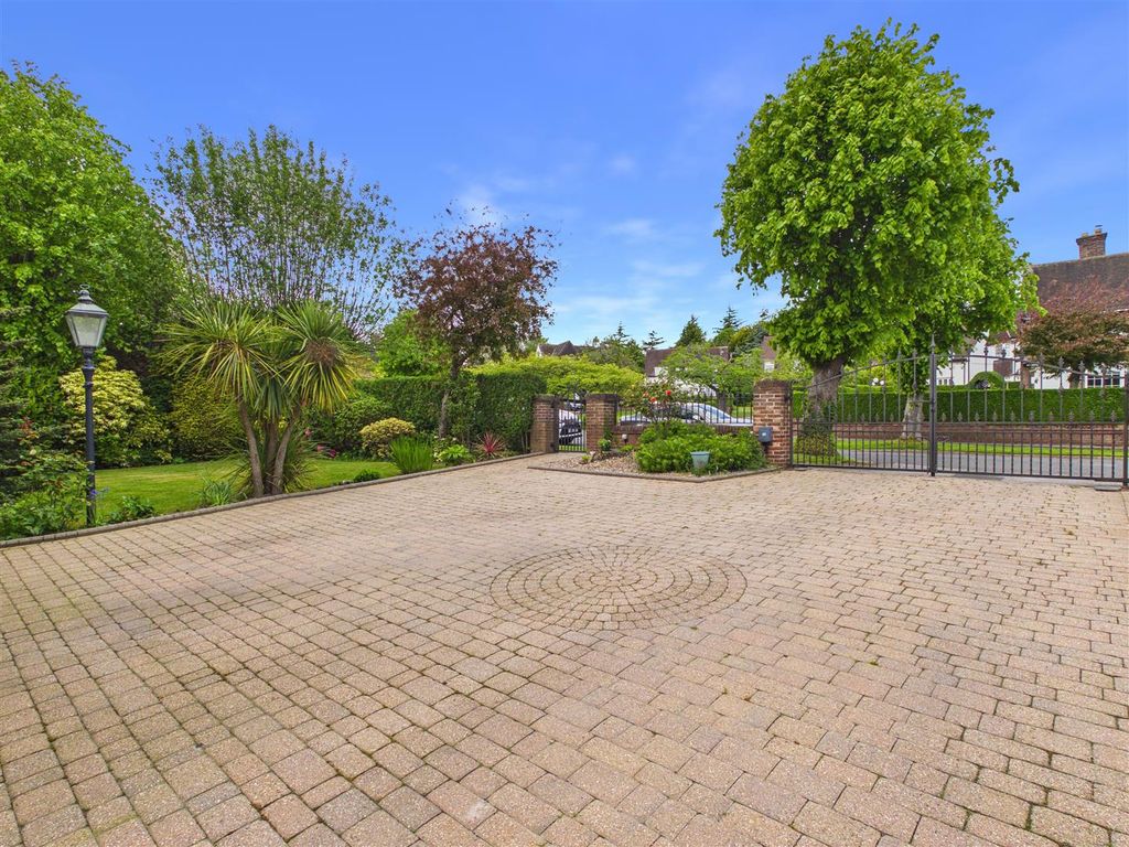 Additional image 38 of 5 bed property for saleNetherways, Park Avenue, Dronfield S18
