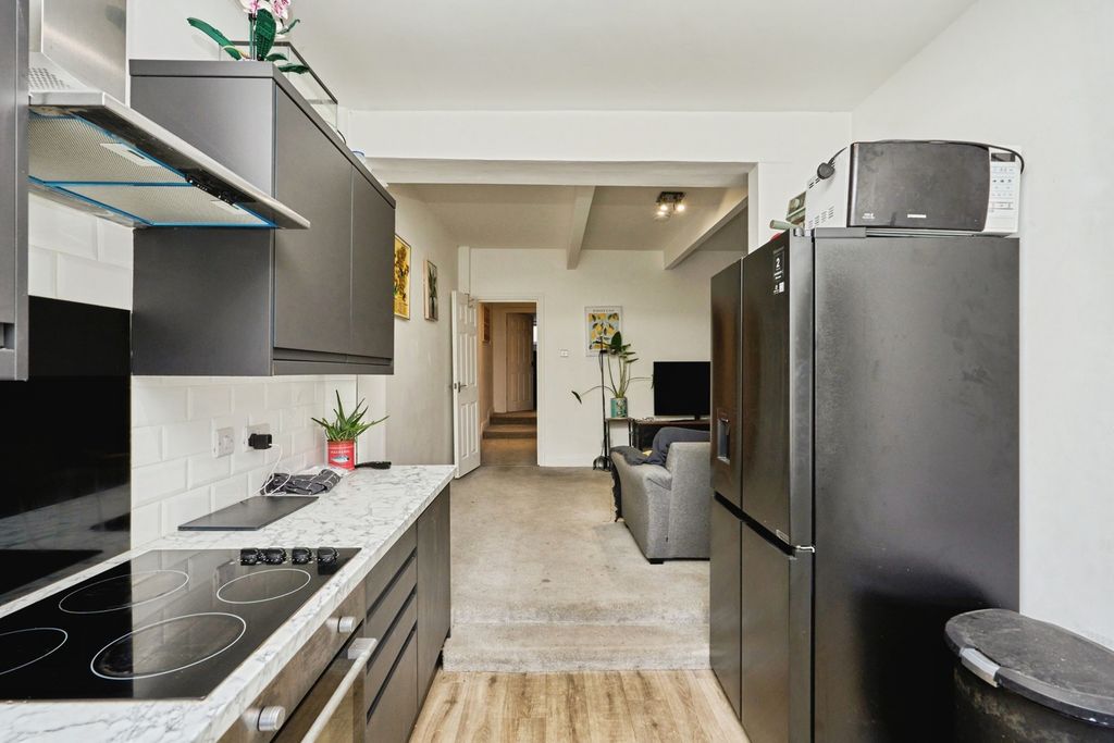 2 bed flat for saleTennyson Road, Cowes, Isle Of Wight PO31