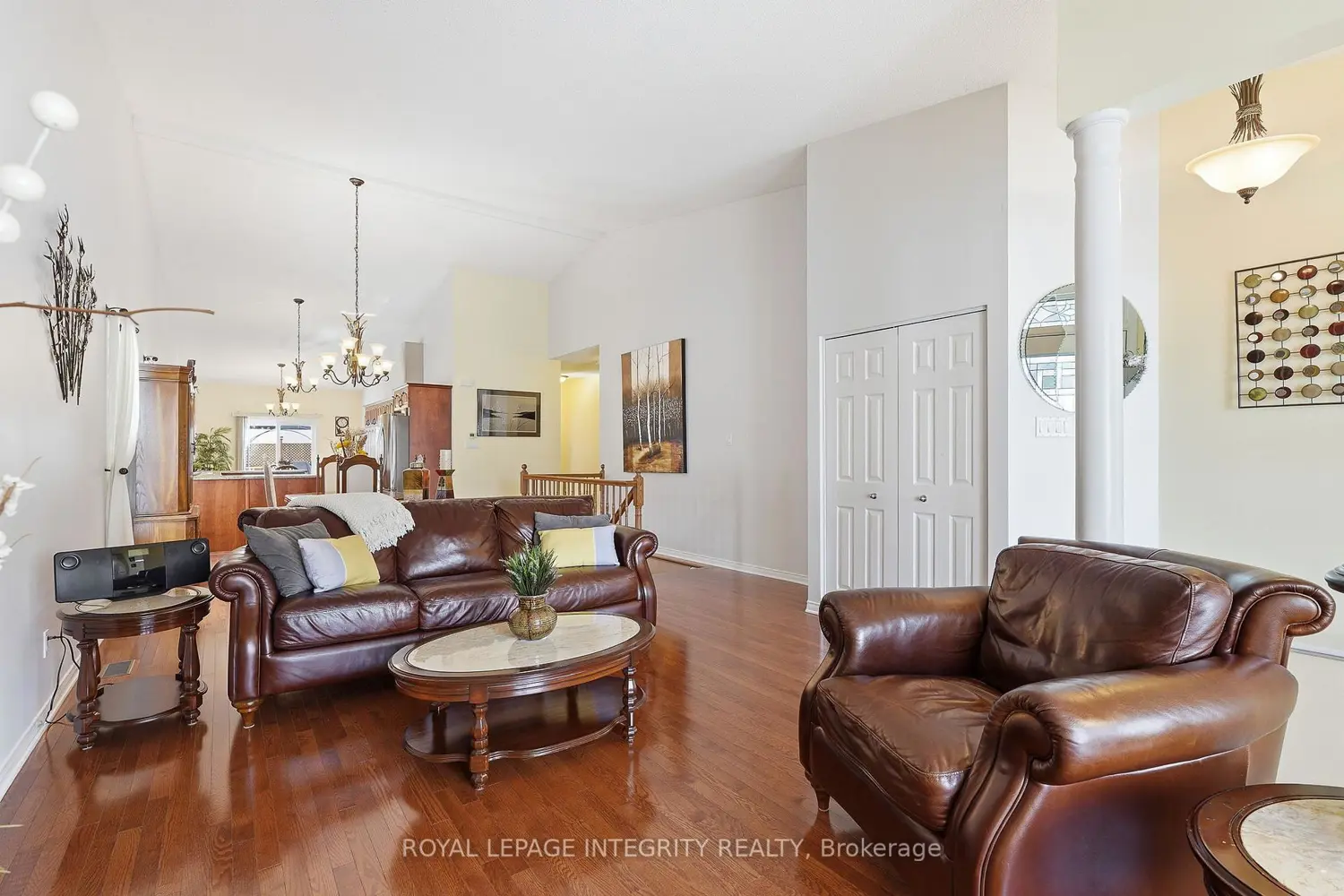 460 Jasper Crescent photo 3