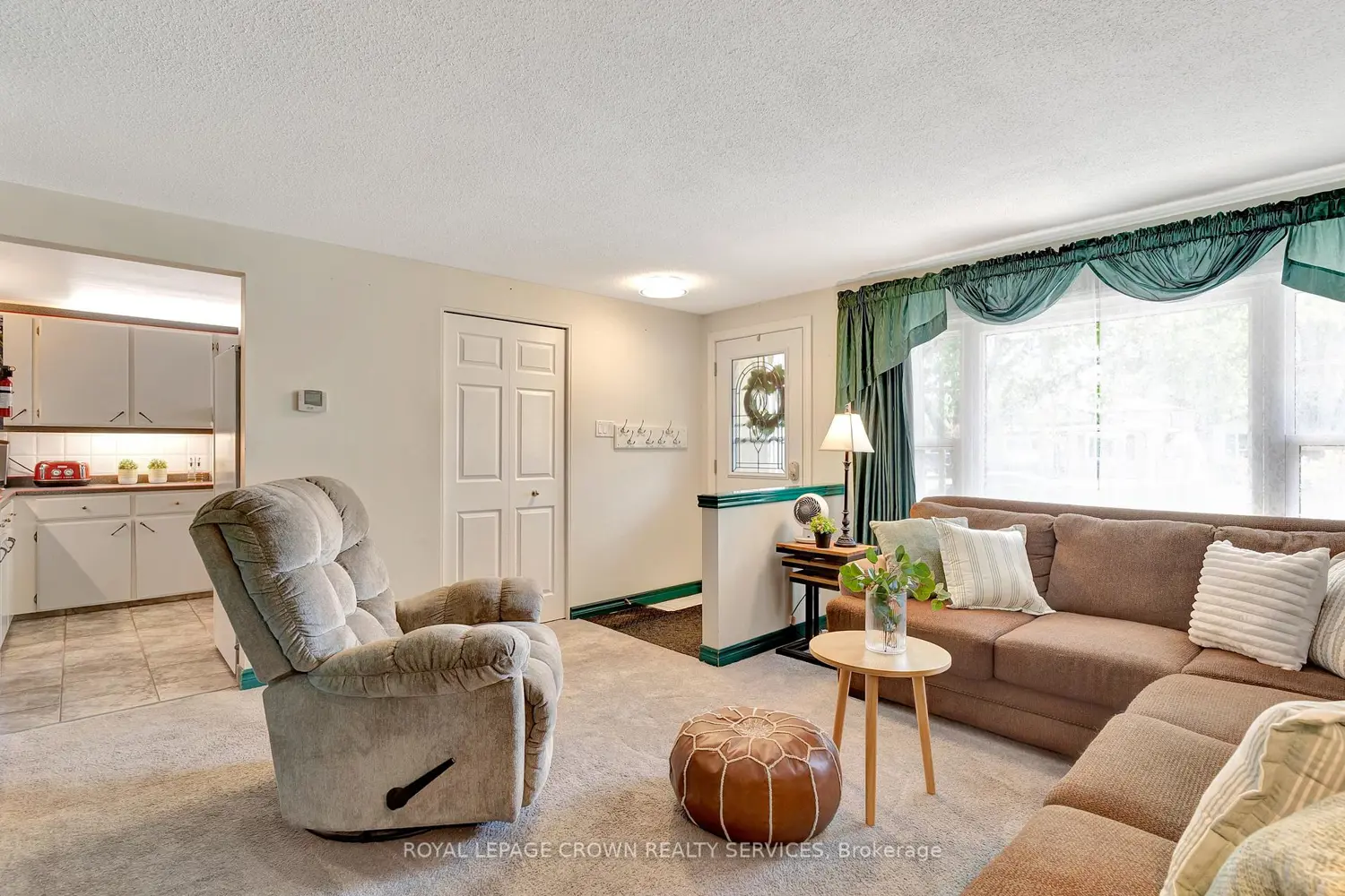 98 Belwood Crescent photo 4