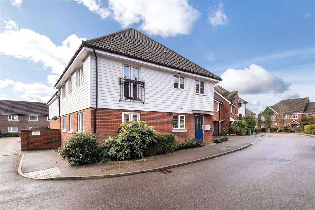 2 bed flat for saleAlbion Way, Edenbridge, Kent TN8