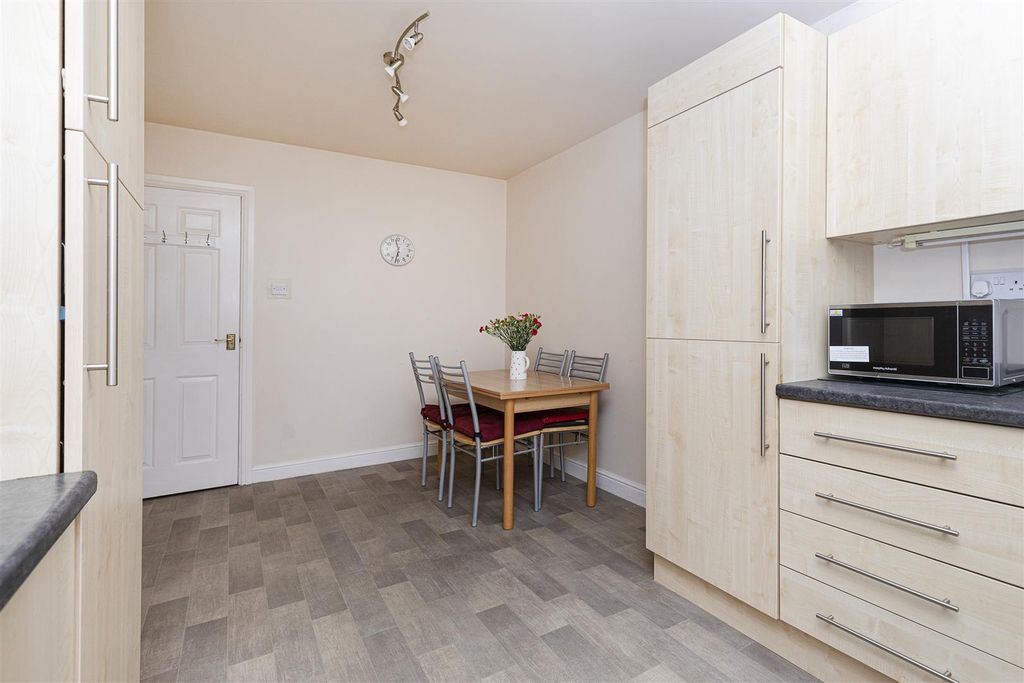 Additional image 8 of 2 bed flat for saleLaund Road, Salendine Nook, Huddersfield HD3
