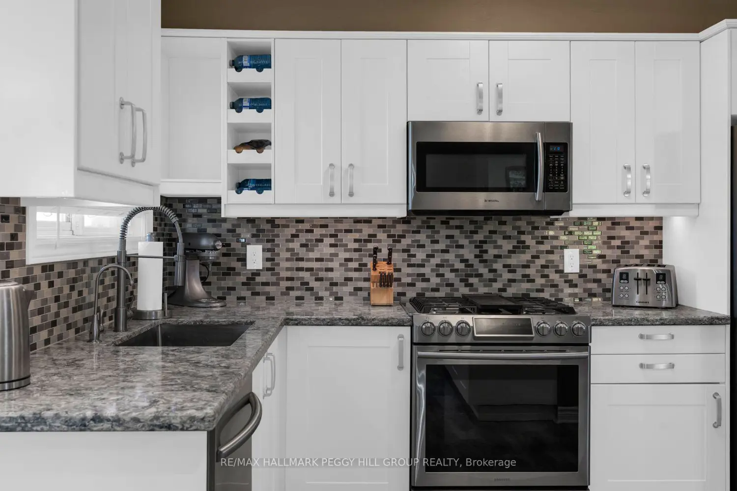 865 John Street photo 5