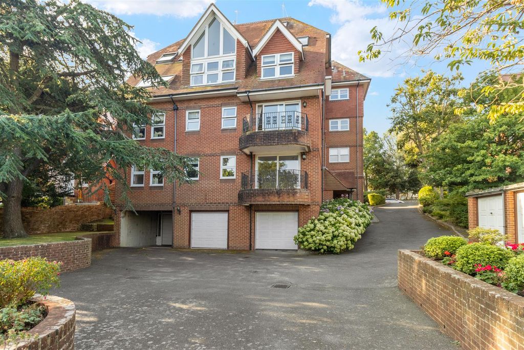 3 bed flat for saleSt. Johns Road, Meads, Eastbourne BN20