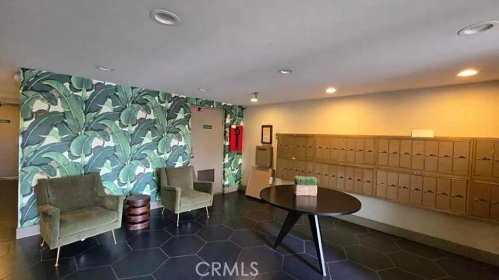 2929 Waverly Apt # 213 Dr, Los Angeles, CA 90039