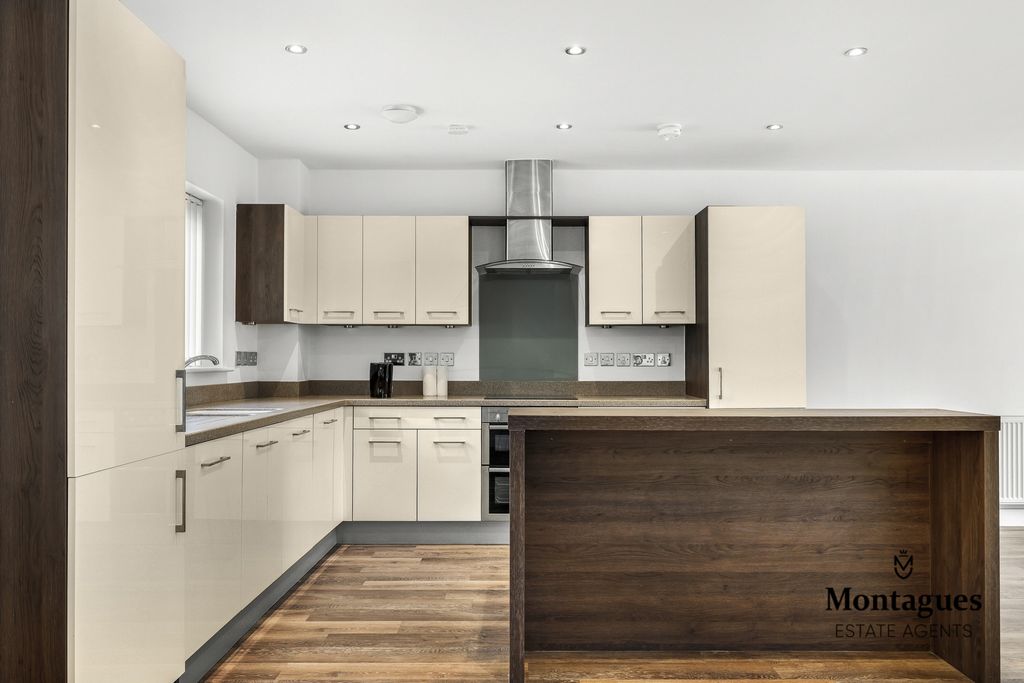 2 bed flat for saleCentre Drive, Epping CM16 photo 5