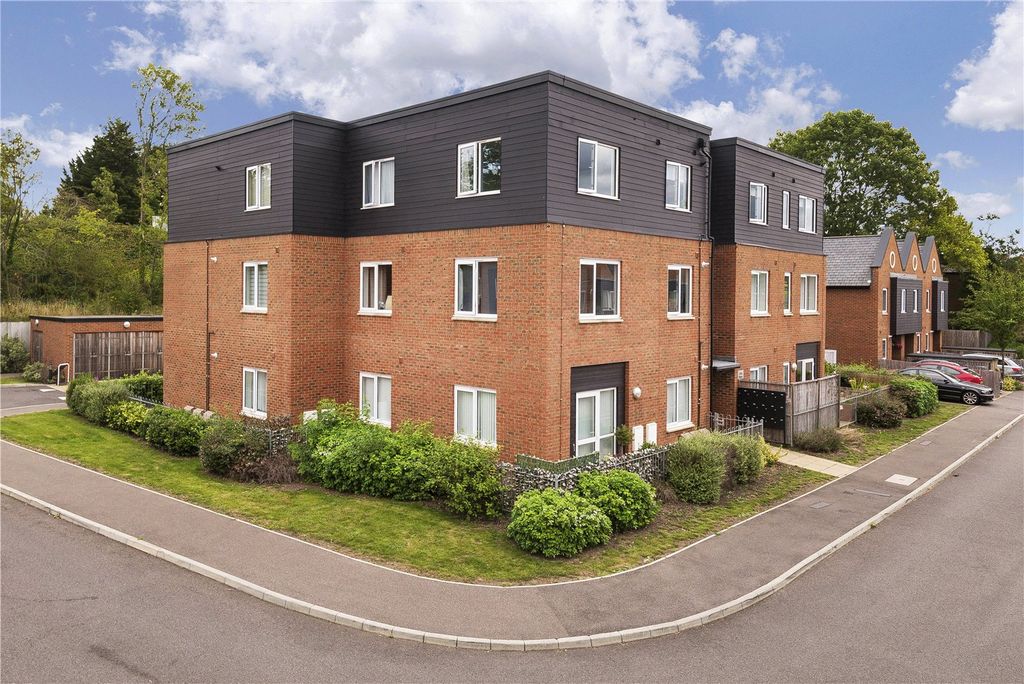 2 bed flat for saleLitho House, Caxton Close, Edenbridge TN8