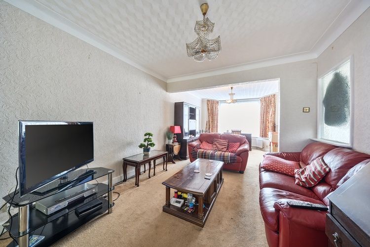3 bed flat for saleHolyrood Gardens, Edgware, London HA8
