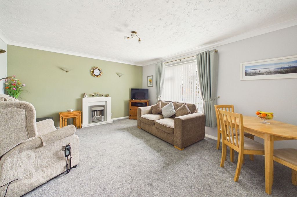 2 bed flat for saleParkside Court, Diss IP22 photo 4
