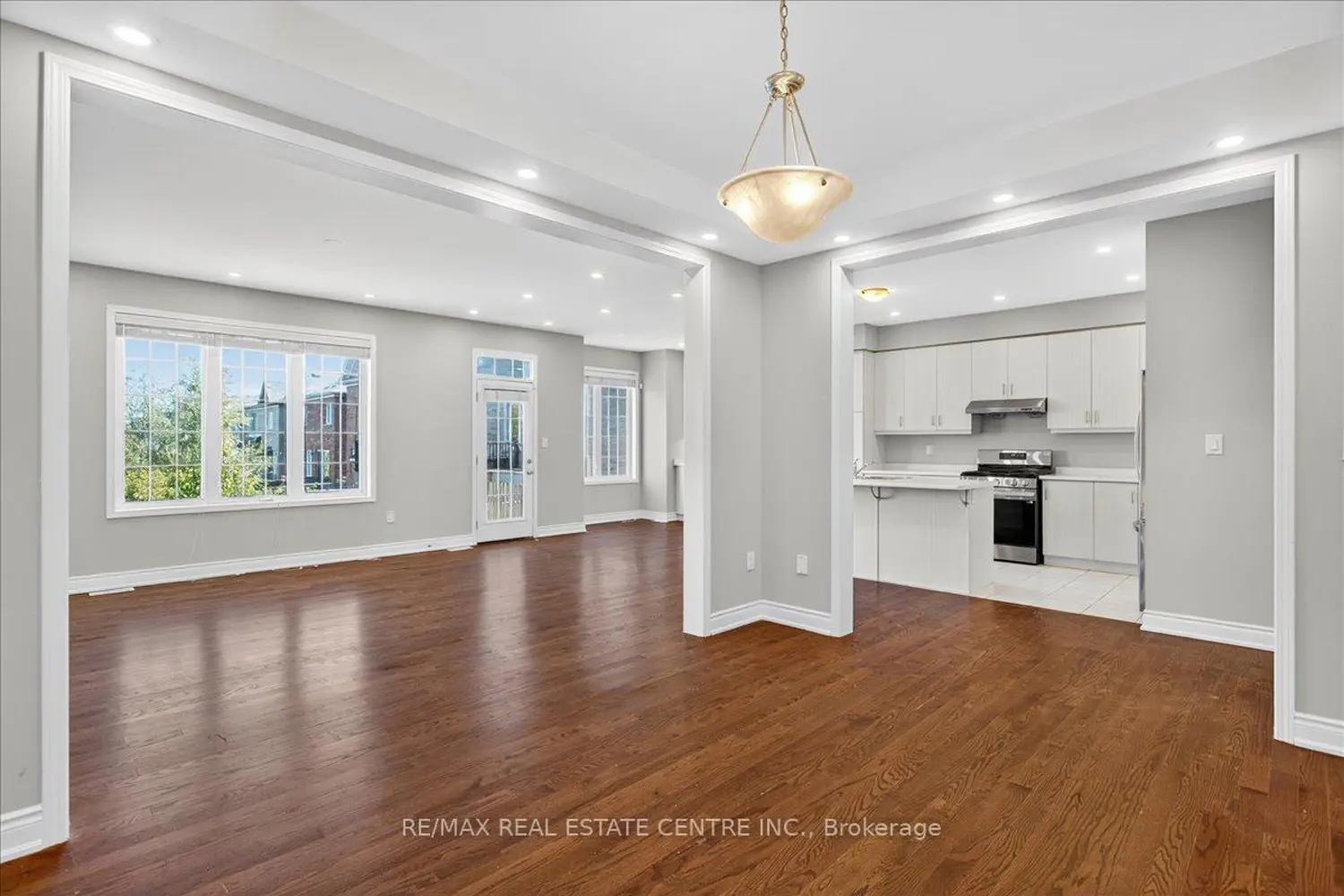 249 Hinton Terrace photo 3