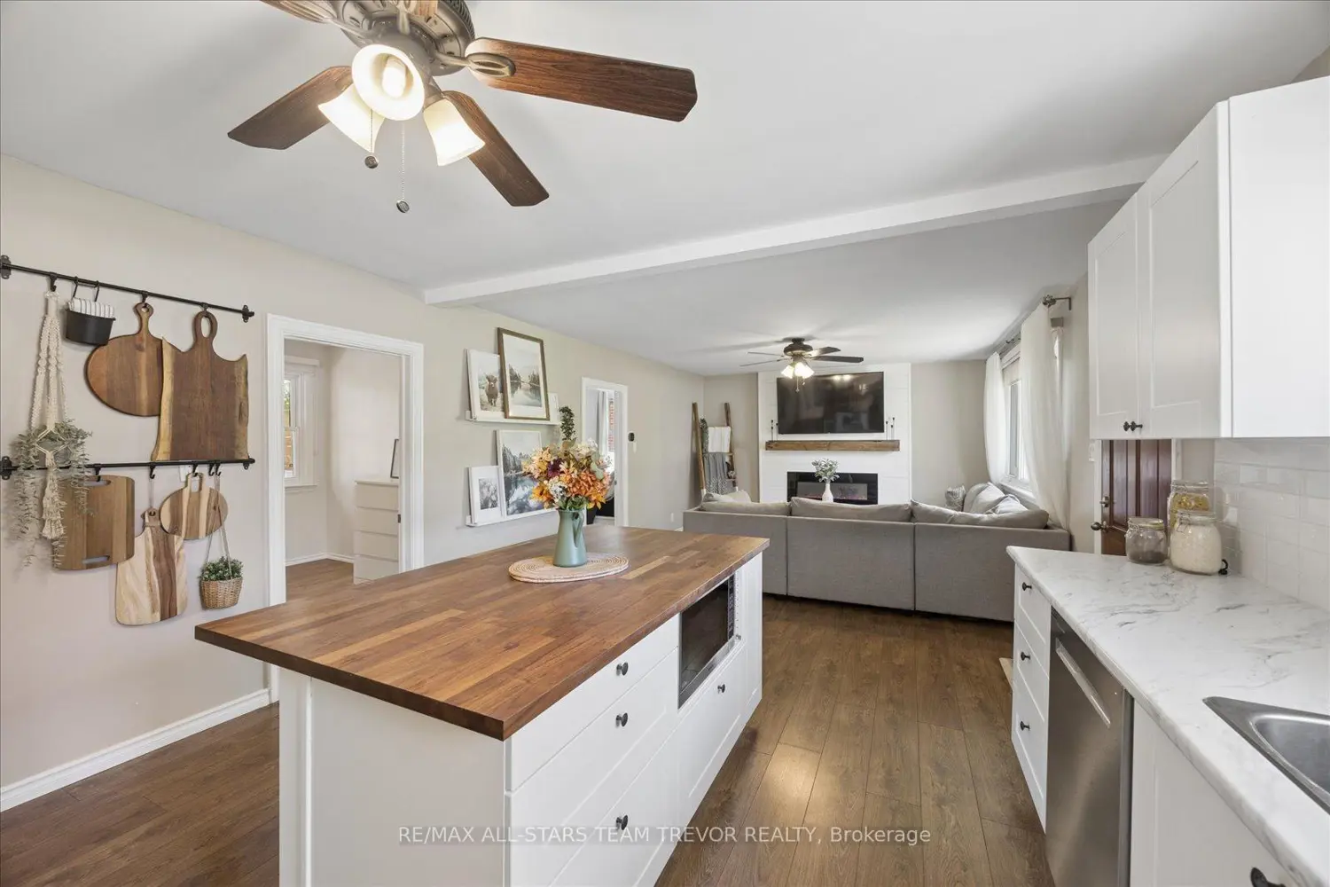 602 Simcoe Street photo 5