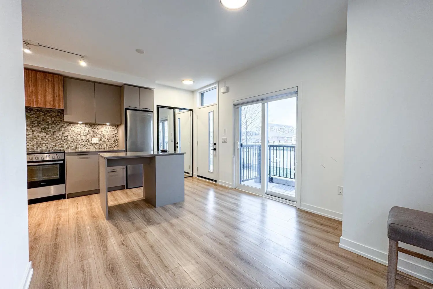 Additional image 8 of 20 Lagerfeld Drive 06