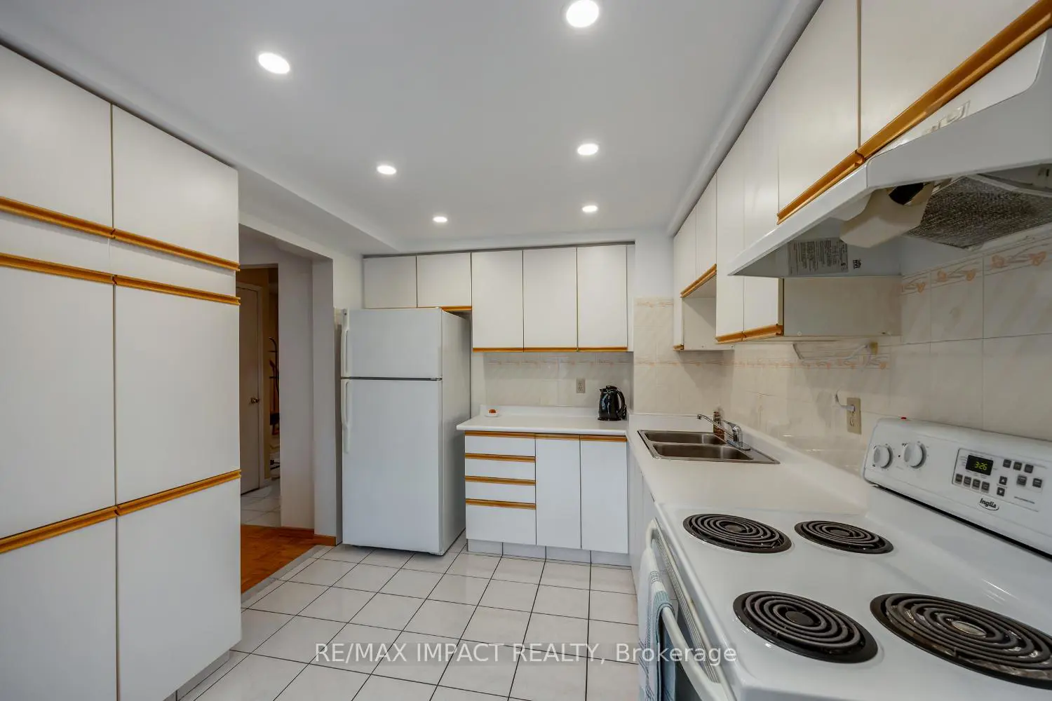 820 Bennett Crescent photo 2