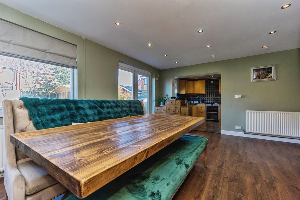 3 bed detached house for saleTrinity Close, Dukinfield SK16 photo 2