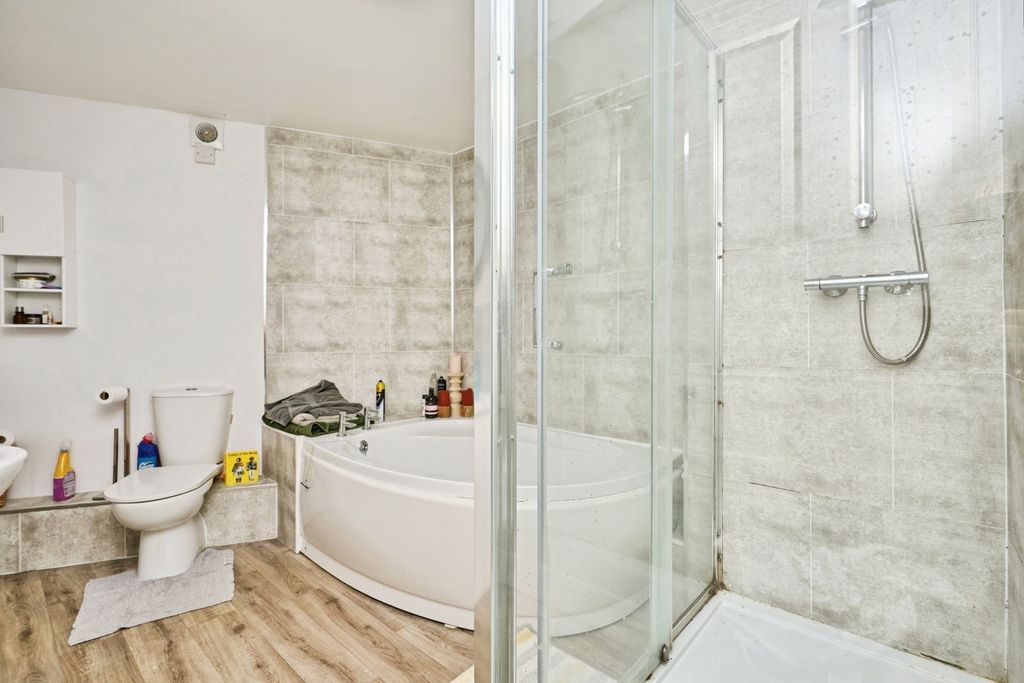 Additional image 10 of 2 bed flat for saleTennyson Road, Cowes, Isle Of Wight PO31