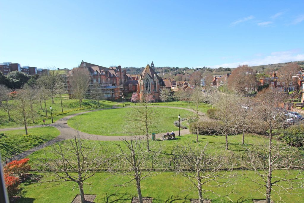 2 bed flat for saleDarley Road, Eastbourne BN20 photo 2