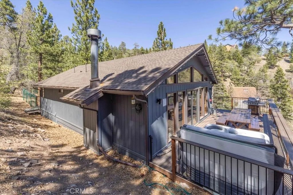 1231 Ridge Rd, Fawnskin, CA 92333
