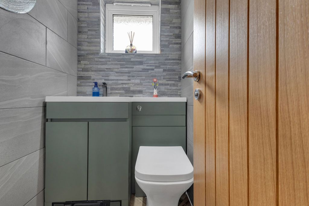 Additional image 12 of 4 bed semi-detached house for saleHadrian Avenue, Dunstable LU5