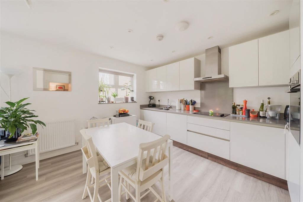 Additional image 4 of 2 bed flat for saleQueenswood Crescent, Englefield Green, Egham TW20